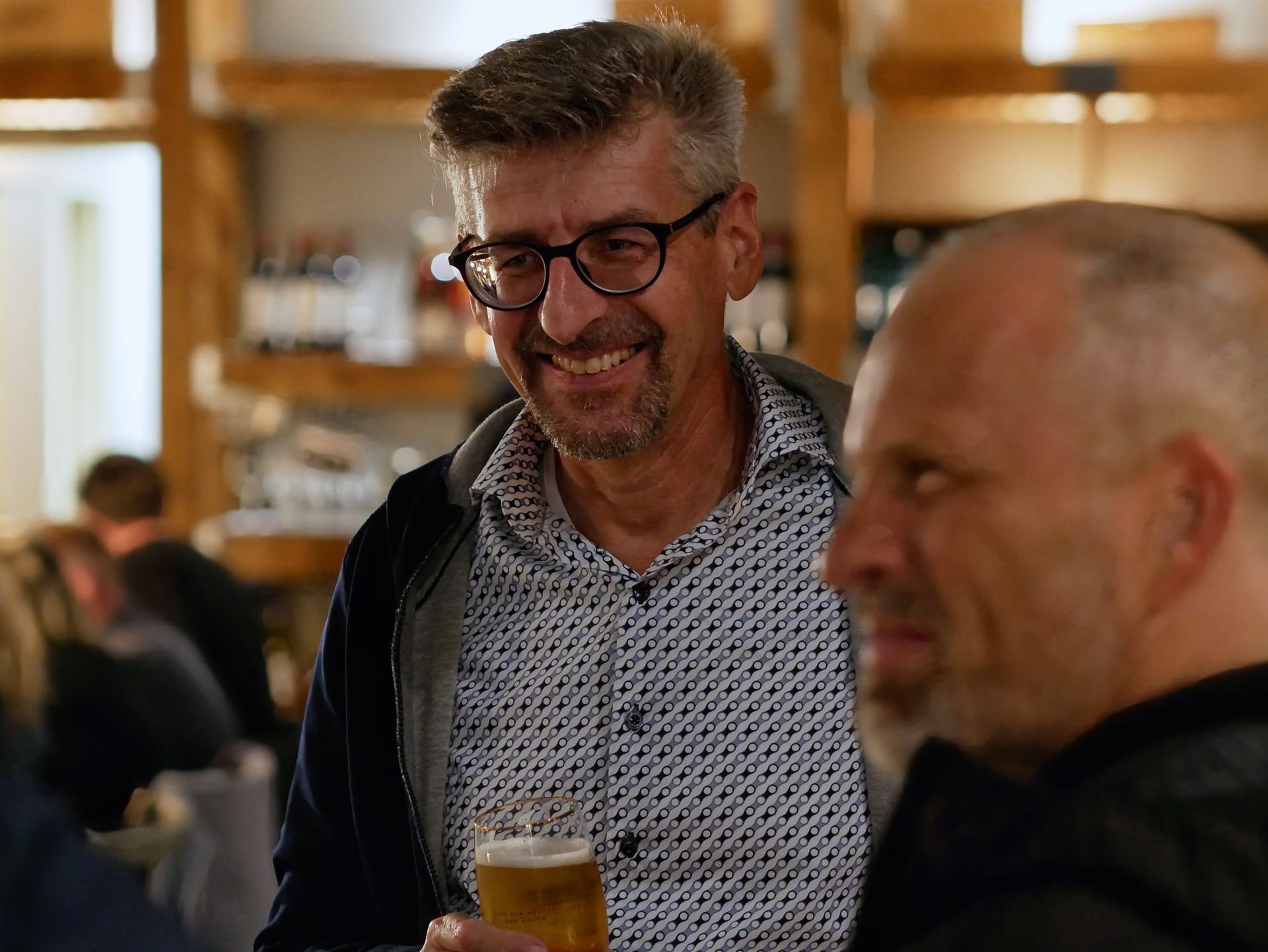 Zwei Teilnehmer lachen gemeinsam beim Feierabendbier